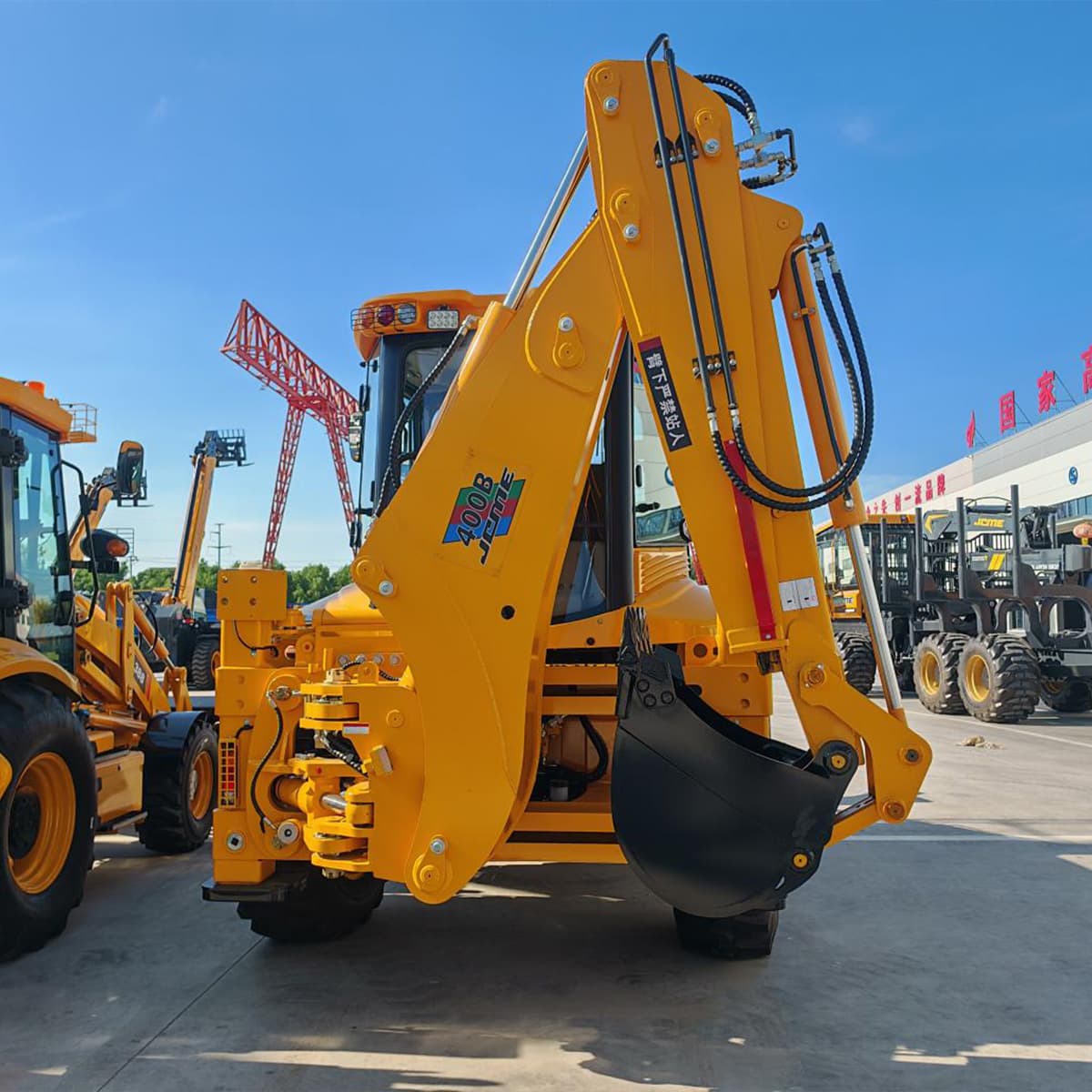 Колесный экскаватор-погрузчик